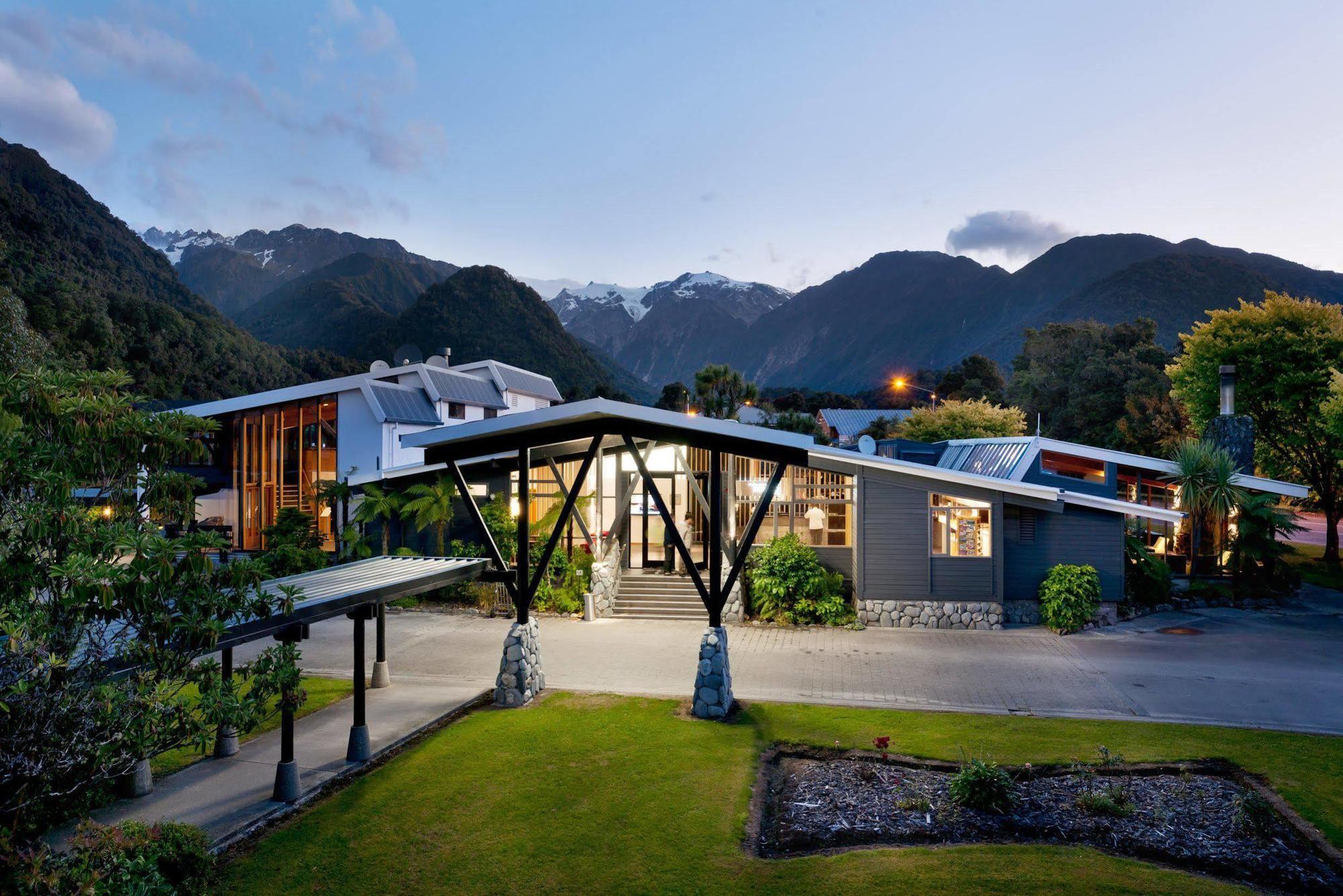 Scenic Hotel Franz Josef Glacier Bagian luar foto